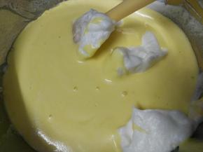 再将混合好的面糊倒入剩下的三分之二蛋白里，用同样的方法切拌混合均匀即可