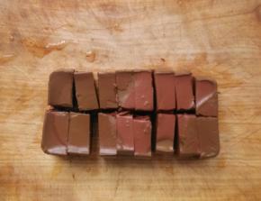 纵向切1厘米宽的7刀，横向切1刀。