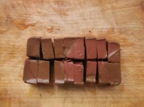 纵向切1厘米宽的7刀，横向切1刀。