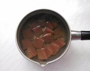 起锅热水，焯烫鸭血，捞出控水。