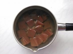 起锅热水，焯烫鸭血，捞出控水。