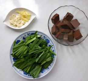 韭菜切寸断，蒜切片，姜切丝。