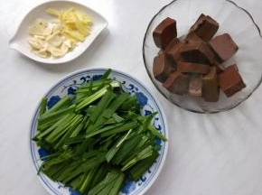 韭菜切寸断，蒜切片，姜切丝。