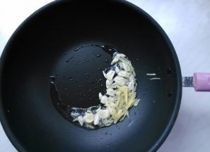 热油，下蒜片姜丝爆香。