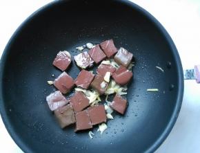 放入鸭血，淋入料酒、生抽、少许盐。