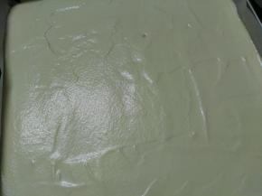 事先准备好金盘，垫上油布或油纸，面糊在离桌面20公分高的地方慢慢倒入金盘中，借助刮刀，将面糊平均滩平在盘子里