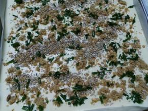 然后表面撒上肉松、葱花、白芝麻