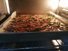 烤箱事先预热，烤箱内实际温度上火160度，下火150度10分钟，再把蛋糕糊放入烤箱里，上火160度，下火150度28分钟