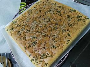 时间到了出炉后，拿出来，从20公分高处往下震两下，把里面的热气震出来，然后立即把蛋糕片移出金盘里，放到晾网上，在表面盖上一张油纸，反面来，把底下的油布撕掉，再翻正面过来即可