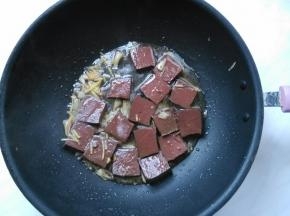 加入2勺高汤，焖一会。