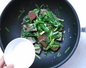 放入韭菜，快速翻炒变色，淋1勺水淀粉，盛出。