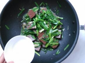 放入韭菜，快速翻炒变色，淋1勺水淀粉，盛出。