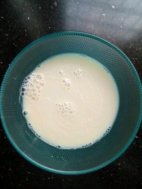 用100g温水把酵母粉化开！