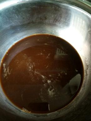 把两种水混合在一起，搅拌均匀！