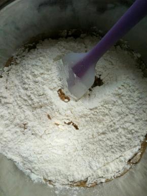 筛入面粉搅拌！