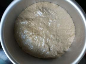 把面粉团倒入6寸的磨具里，稍微整理下，盖上保鲜膜放到温暖处让它发酵！
