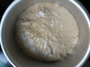 把面粉团倒入6寸的磨具里，稍微整理下，盖上保鲜膜放到温暖处让它发酵！