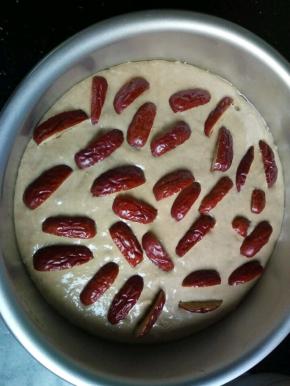 大概一个小时左右，发酵成原来的两倍大，摆上事先剪好的红枣，冷水上锅蒸，等到水开之后开小火再蒸半小时左右，关火不要开盖，稍微闷几分钟！