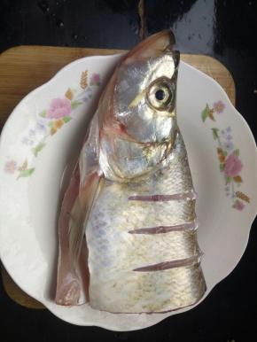 把鱼杀了，清洗干净，分别在鱼两面用刀划几下，便于入味！摆在盘子里！