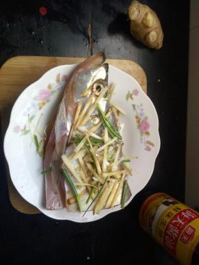 把生抽淋在鱼身上！