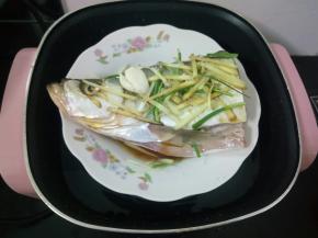 摆上蒜瓣！放到锅里，准备开蒸！水烧开后再蒸五分钟左右就可以了！