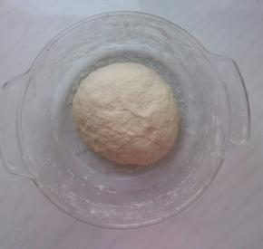 和成光滑较稀软的面团。静置一边饧半个小时。