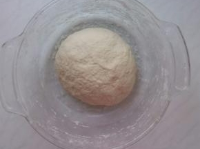 和成光滑较稀软的面团。静置一边饧半个小时。