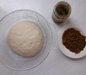 准备芝麻酱、红糖。