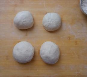 饧好的面团分成四份面剂。
