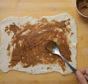 芝麻酱用香油略微调稀，用勺子背儿抹在面皮上，四周边不用抹上。