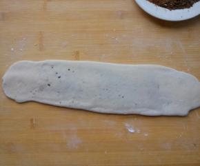 按扁，用擀面杖轻轻擀开成薄片。不要来回地擀，要一个方向的擀匀。