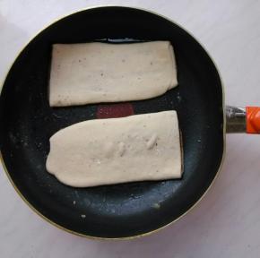 煎锅倒少许油，放入饼胚，盖盖小火焖一会。