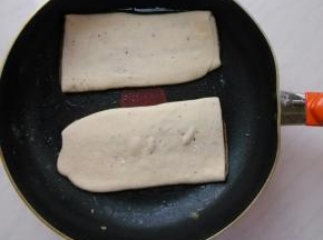 煎锅倒少许油，放入饼胚，盖盖小火焖一会。