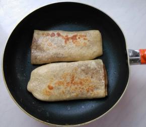 来回翻几个个儿，摔打几下，用铲子压一下压饼皮，使饼层松软分离。