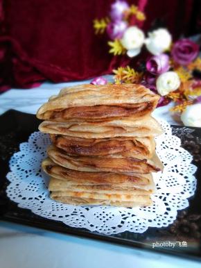 香甜可口的褡裢火烧出锅了。趁热咬一口饼皮，有豆渣中的豆香，芝麻酱的香，还有红糖的醇甜，好好吃哦！