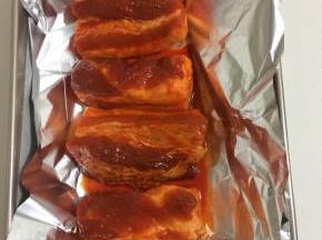 烤盘里铺上一层油纸，再垫上一层锡纸，把腌好的五花肉摆在烤盘里！有烤架的可以直接放在烤架上面烤！(一定记得烤盘里铺油纸和锡纸哦，这样烤盘里才不会弄脏，容易清洗！)