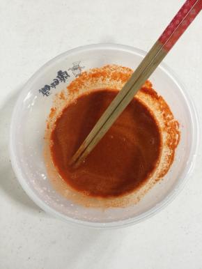 加入少许凉水搅拌均匀！水不要太多，五花肉洗的时候带的有水份！