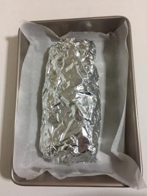 再用锡纸包好，以免把五花肉表皮烤焦，也不会把烤箱弄的油乎乎的！