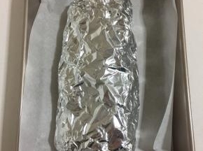 再用锡纸包好，以免把五花肉表皮烤焦，也不会把烤箱弄的油乎乎的！