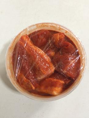 盖上保鲜膜放入冰箱冷藏腌制5个小时左右！最好提前一天晚上腌制，会更加入味儿哦！中途记得翻面哦！