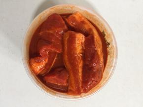 把五花肉放进搅拌好的腌料中拌匀，让每条五花肉都均匀的裹满腌料儿！