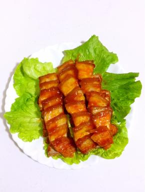 烤好的五花肉切片即可包裹鲜嫩的生菜食用啦！