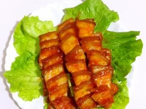烤好的五花肉切片即可包裹鲜嫩的生菜食用啦！