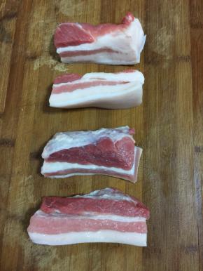 带皮五花肉洗干净，切成3公分左右的长条儿！