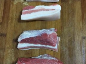带皮五花肉洗干净，切成3公分左右的长条儿！