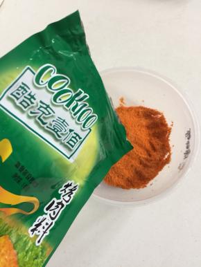 cook100奥尔良烤肉料140克倒入碗中！