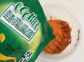 cook100奥尔良烤肉料140克倒入碗中！