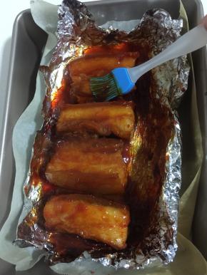 烤好后取出，把剩下的腌料均匀的刷在五花肉上！