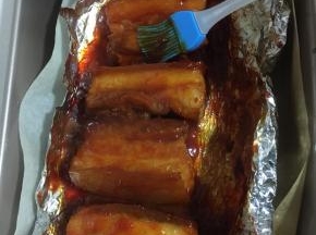 烤好后取出，把剩下的腌料均匀的刷在五花肉上！