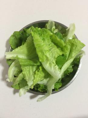 生菜清洗干净备用！